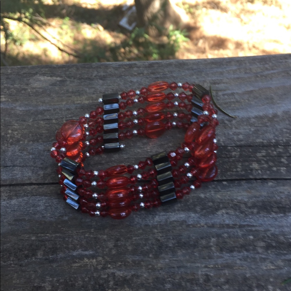 Wrist bling , magnetized string of red glass beads - Picture 9 of 11